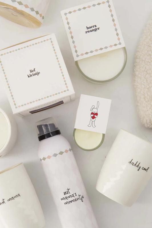 Zusss | Duftkerze in süßer, kleiner, weiß/roter Verpackung