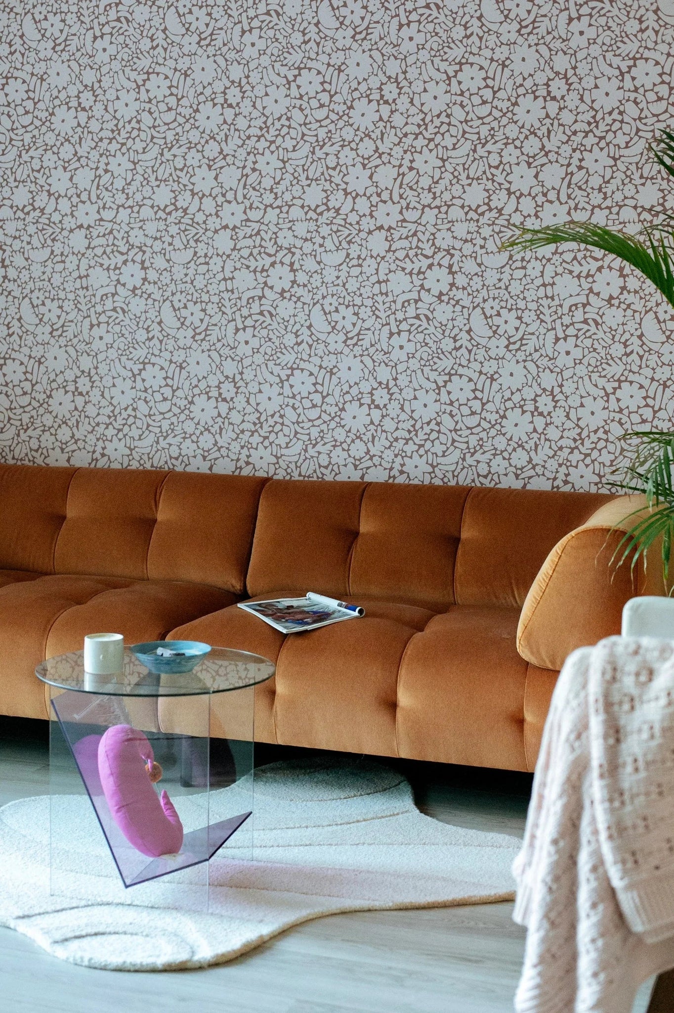 Behang Meet Me at the Wall - Flowerfield Warm Taupe - Naturel Noord