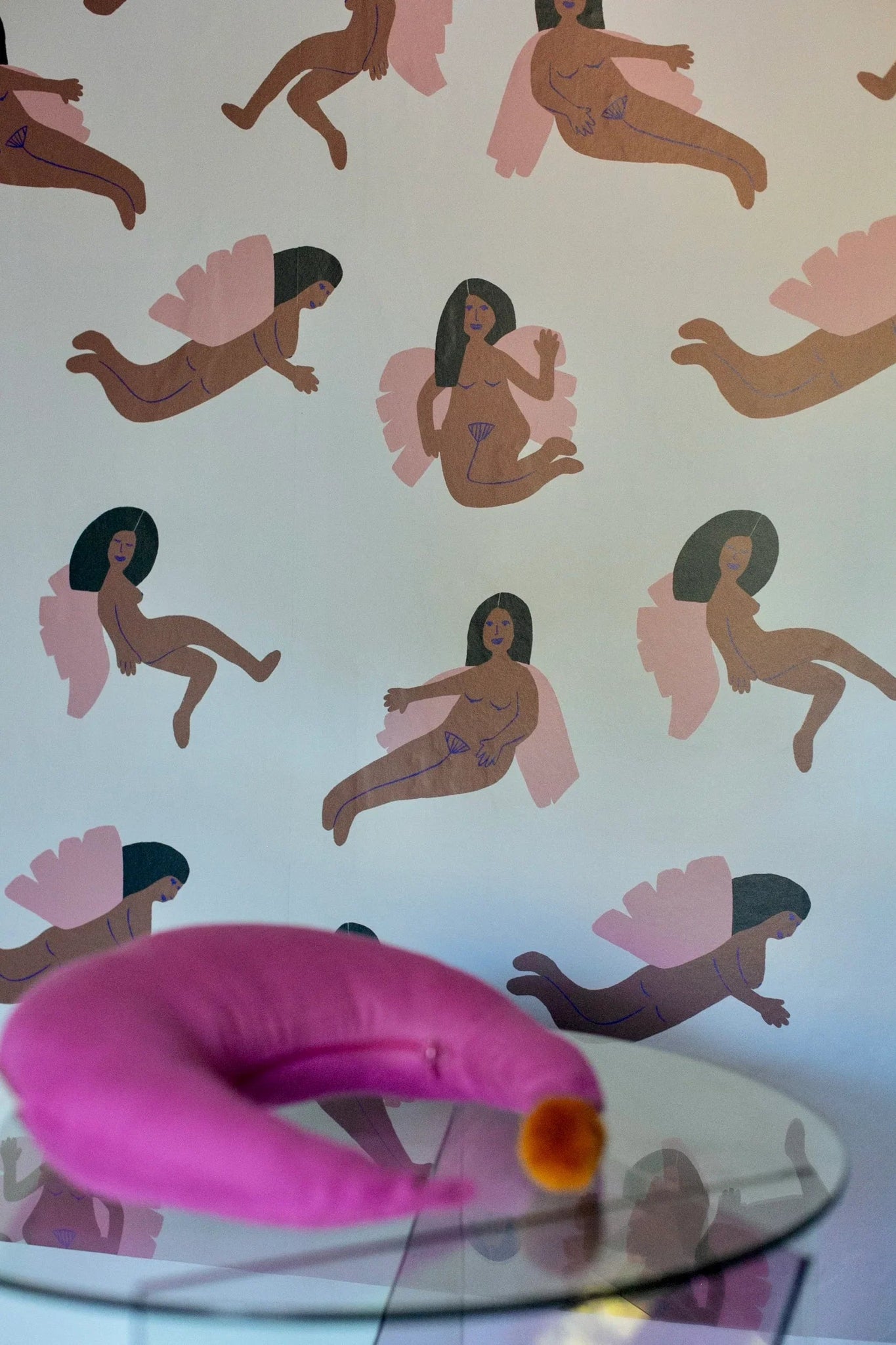 Behang Meet Me at the Wall - Womanhood Soft Pink - Natural Noord 320cm