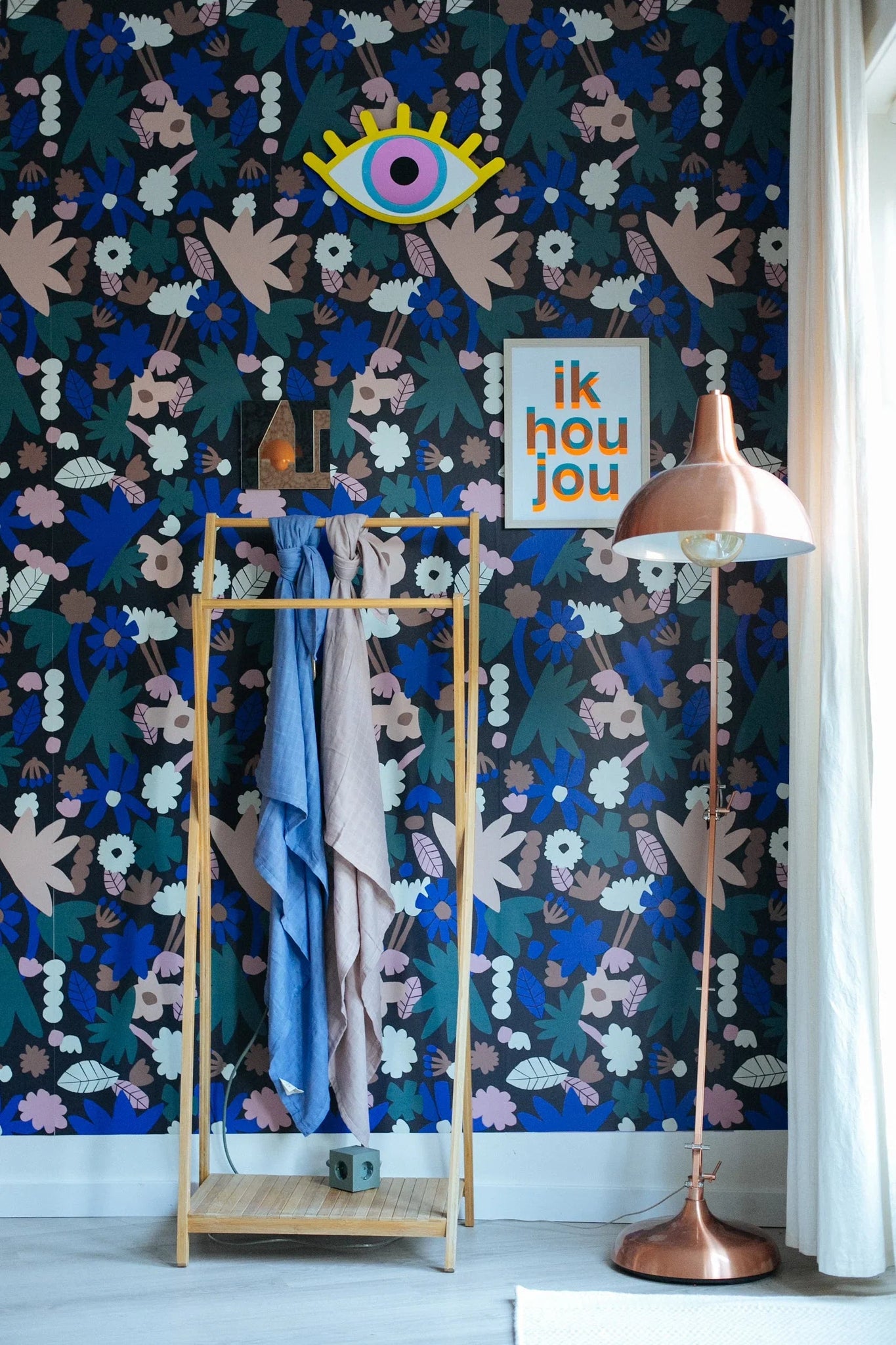 Behang Meet Me at the Wall - Flowerplay Dark - Natural Noord