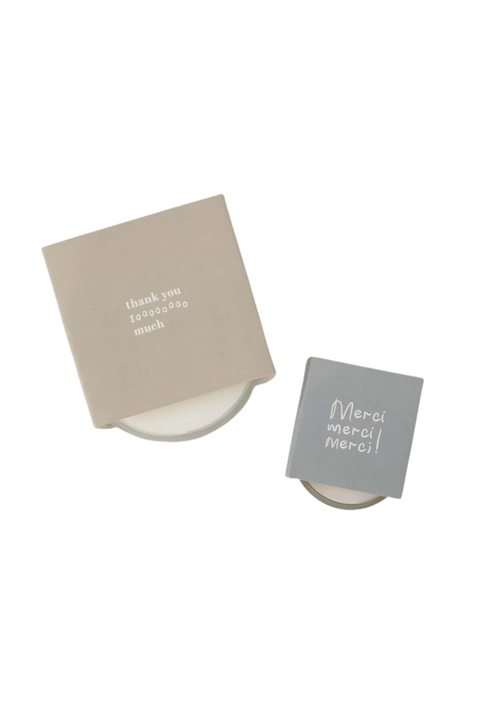 Zusss | Duftkerze in Merci-Verpackung, weiß/graublau