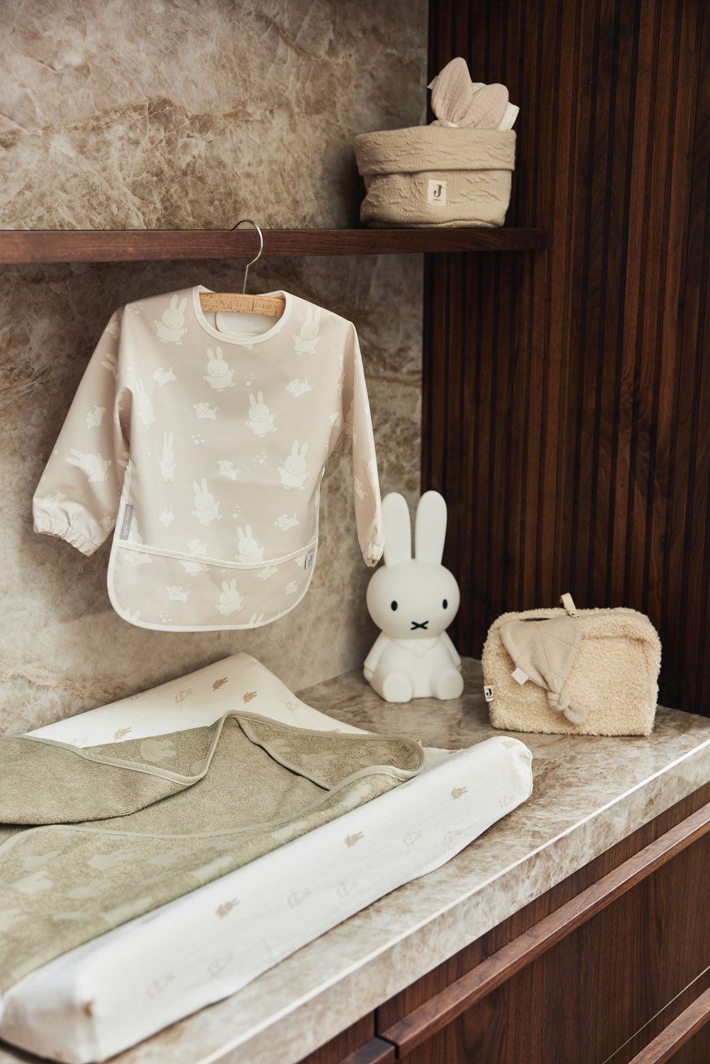 Jollein | Slab waterproof met mouw miffy & snuffy nougat