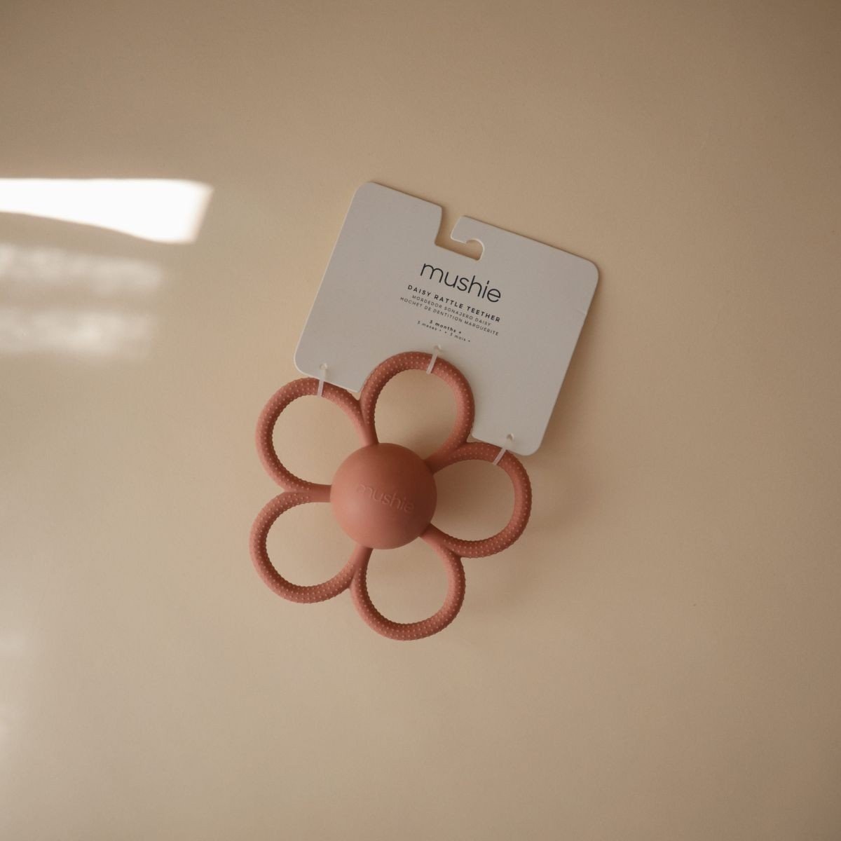 Mushie | Bijtspeeltje met rammelaar Daisy roze