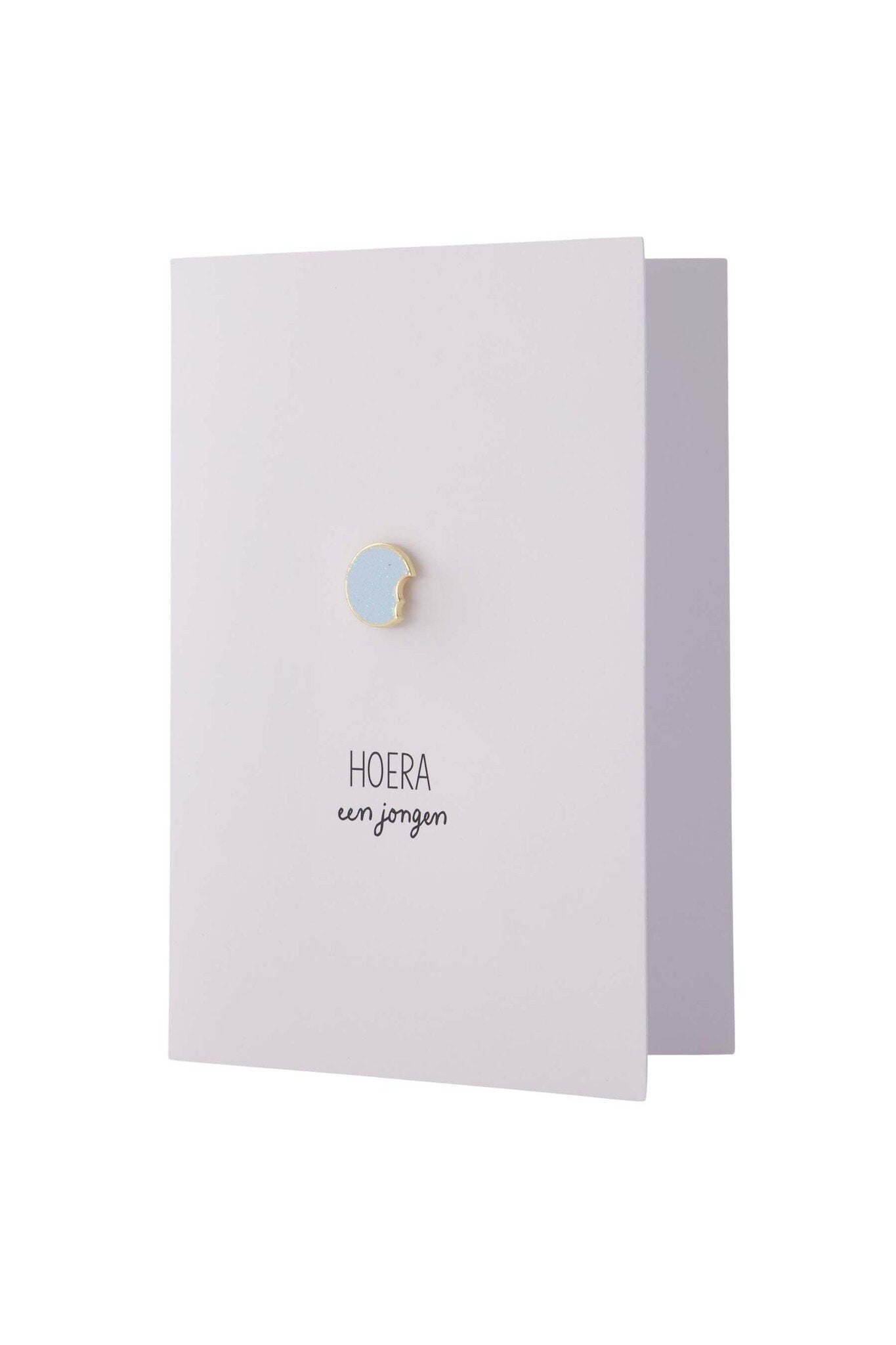 Zusss | Wenskaart hoera een jongen broche blauw/wit