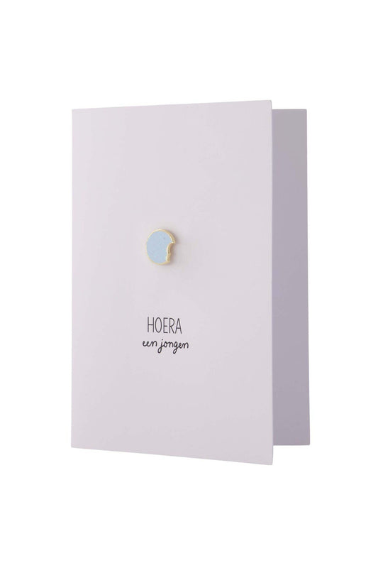 Zusss | Wenskaart hoera een jongen broche blauw/wit