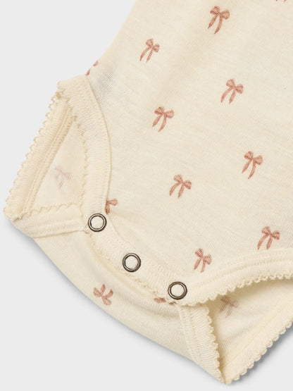 Lil Atelier | Strampler mit Nalu-Wollschleifen 