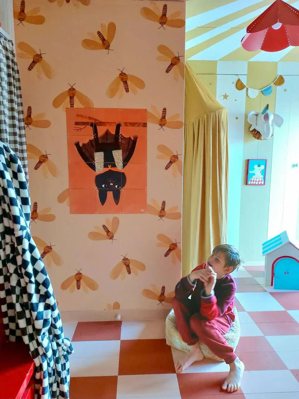 Meet Me at the Wall Behang Moth Sun | Aniek Bartels 270x50cm