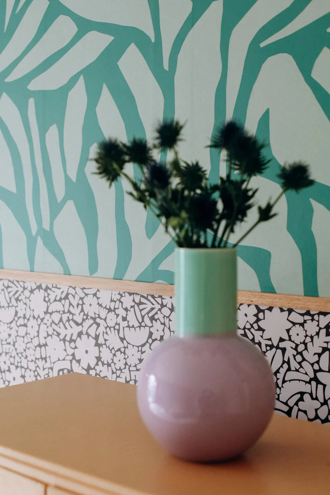 Behang Meet Me at the Wall - Flowerfield Brown - Naturel Noord 320cm