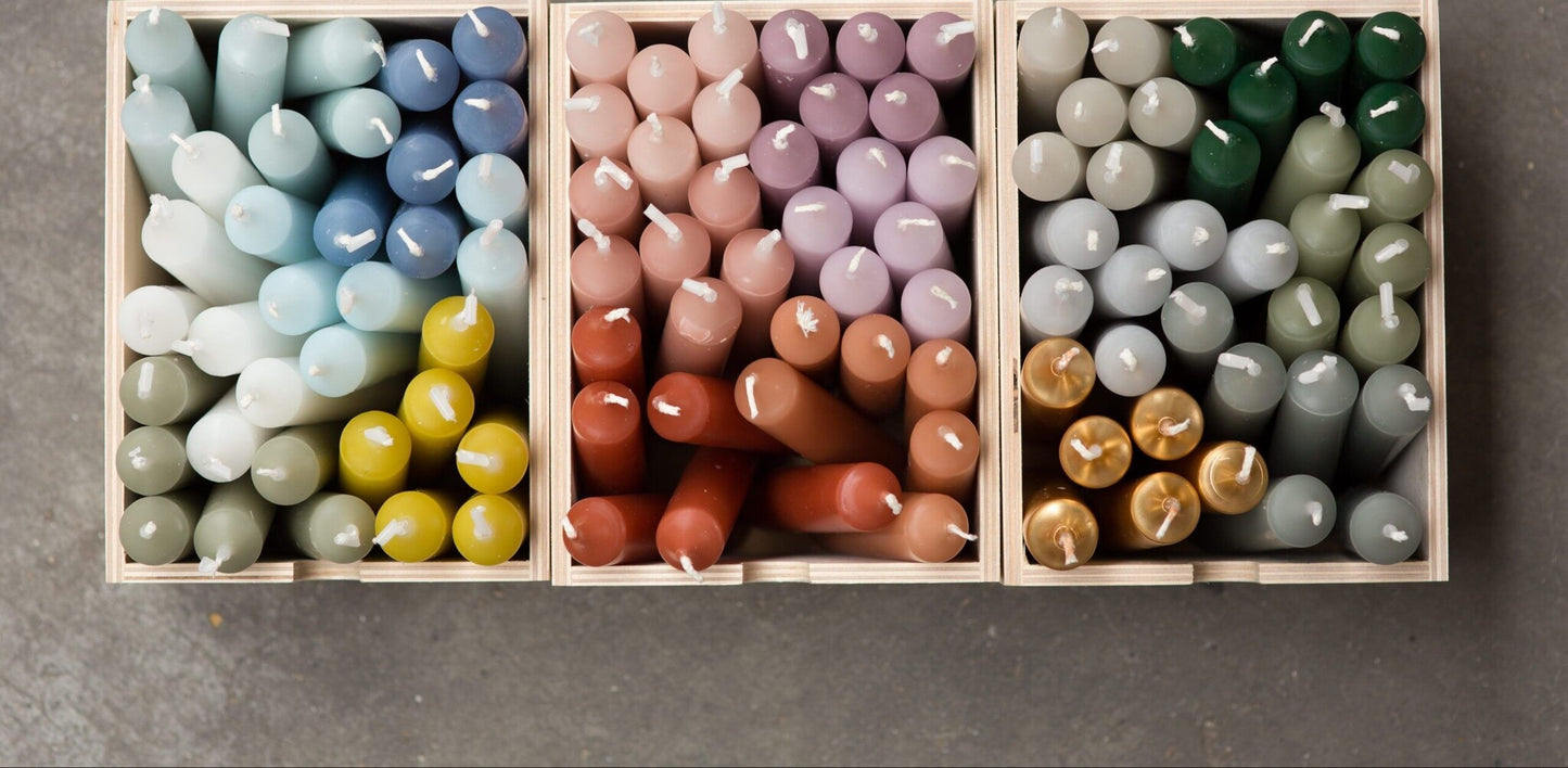 Rustiklys | Kurze Dinnerkerzen Aubergine (6 Stück)