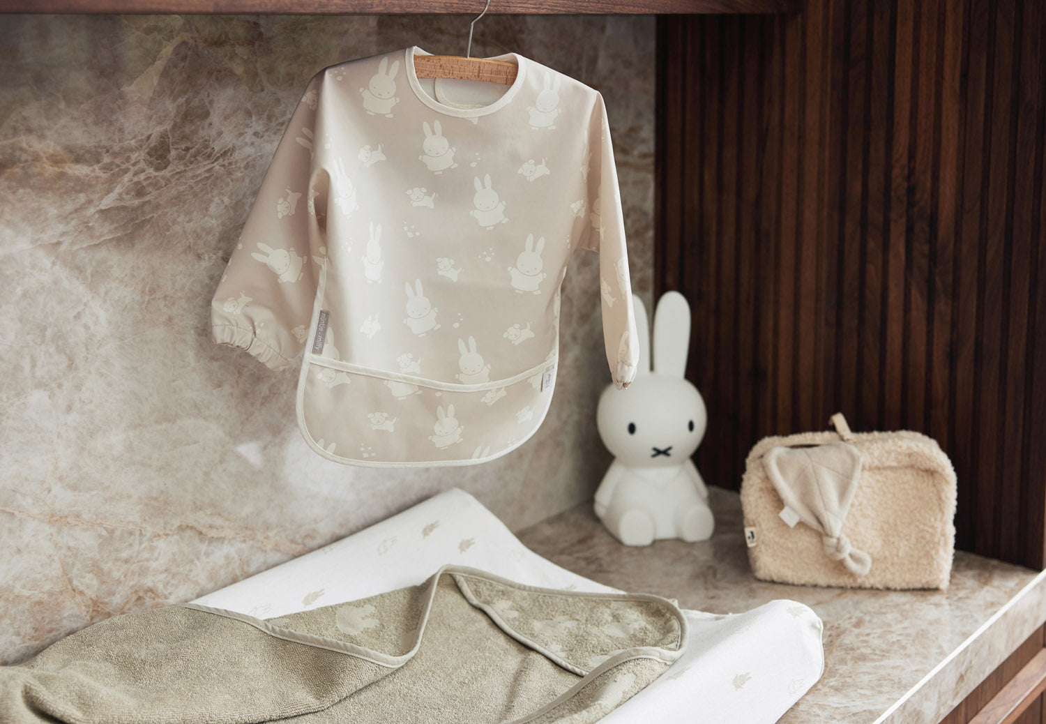 Jollein | Slab waterproof met mouw miffy & snuffy nougat