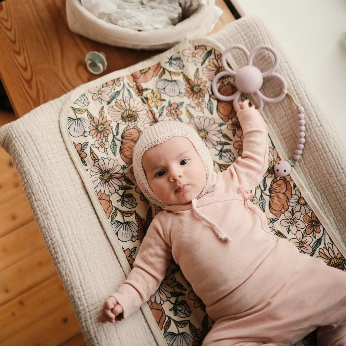 Mushie | Bijtspeeltje met rammelaar Daisy lila