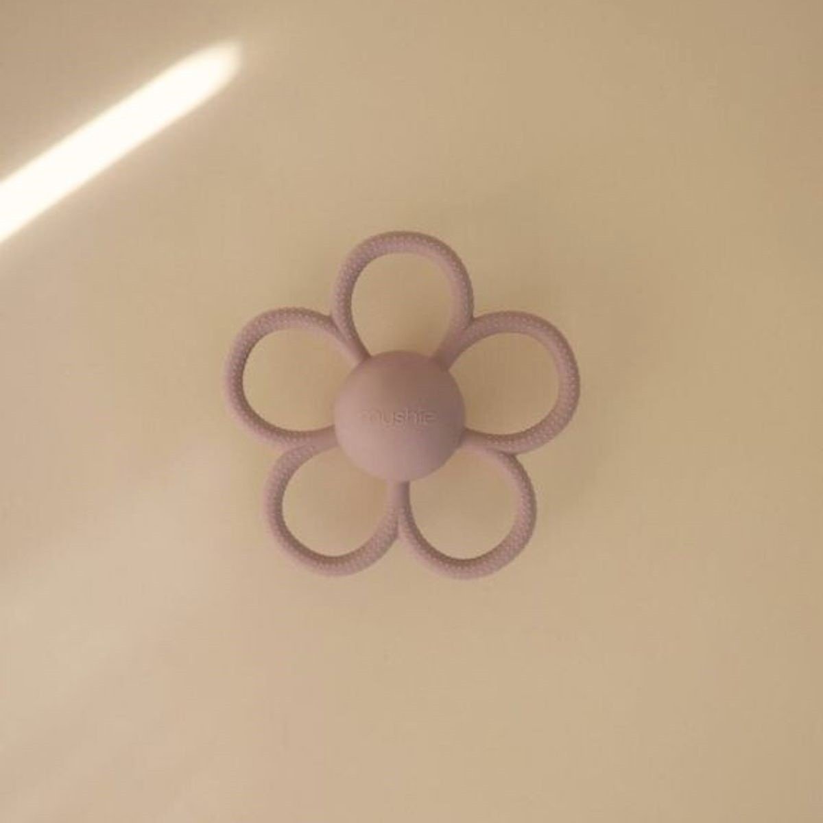 Mushie | Beißring mit Rassel Daisy lilac