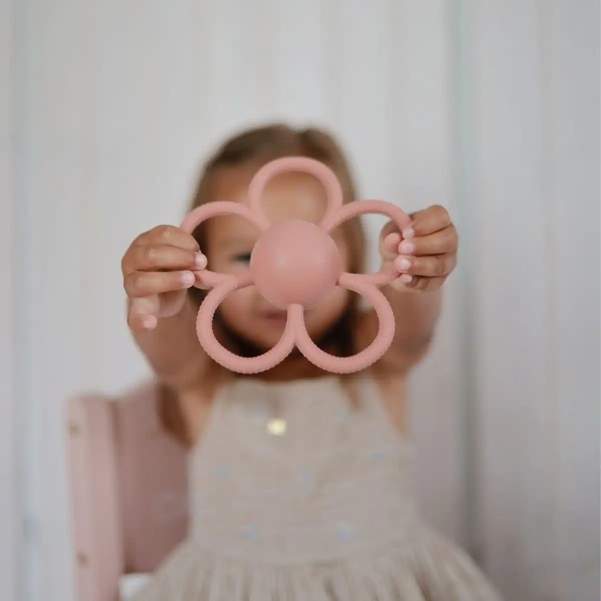 Mushie | Beißring mit Rassel, Gänseblümchenrosa