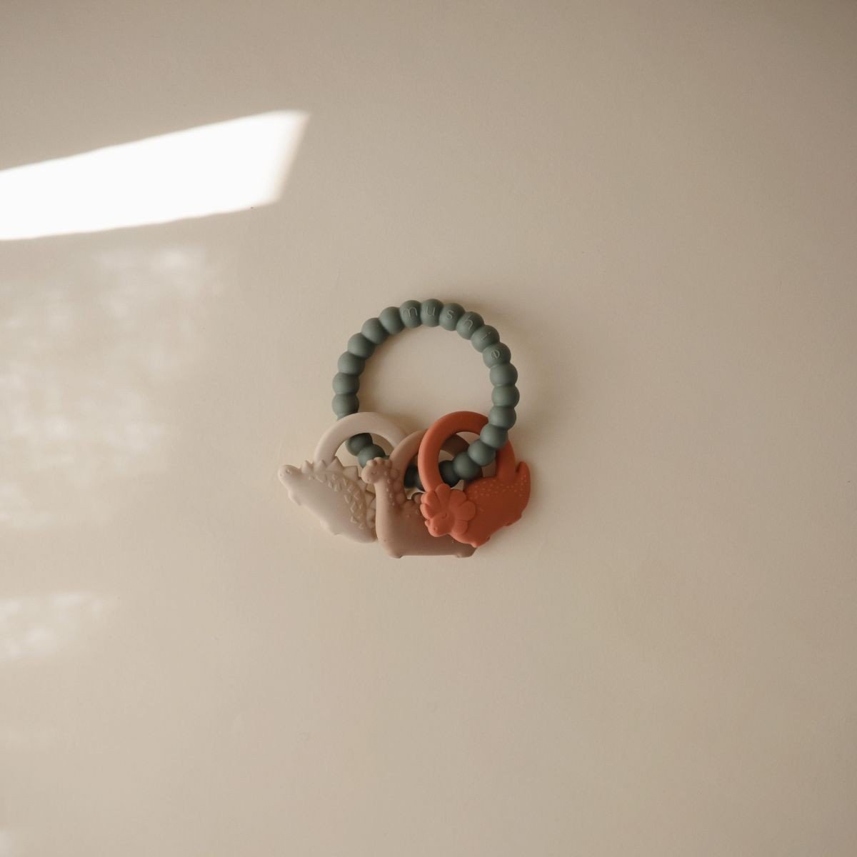 Mushie | Beißring Dino Grün