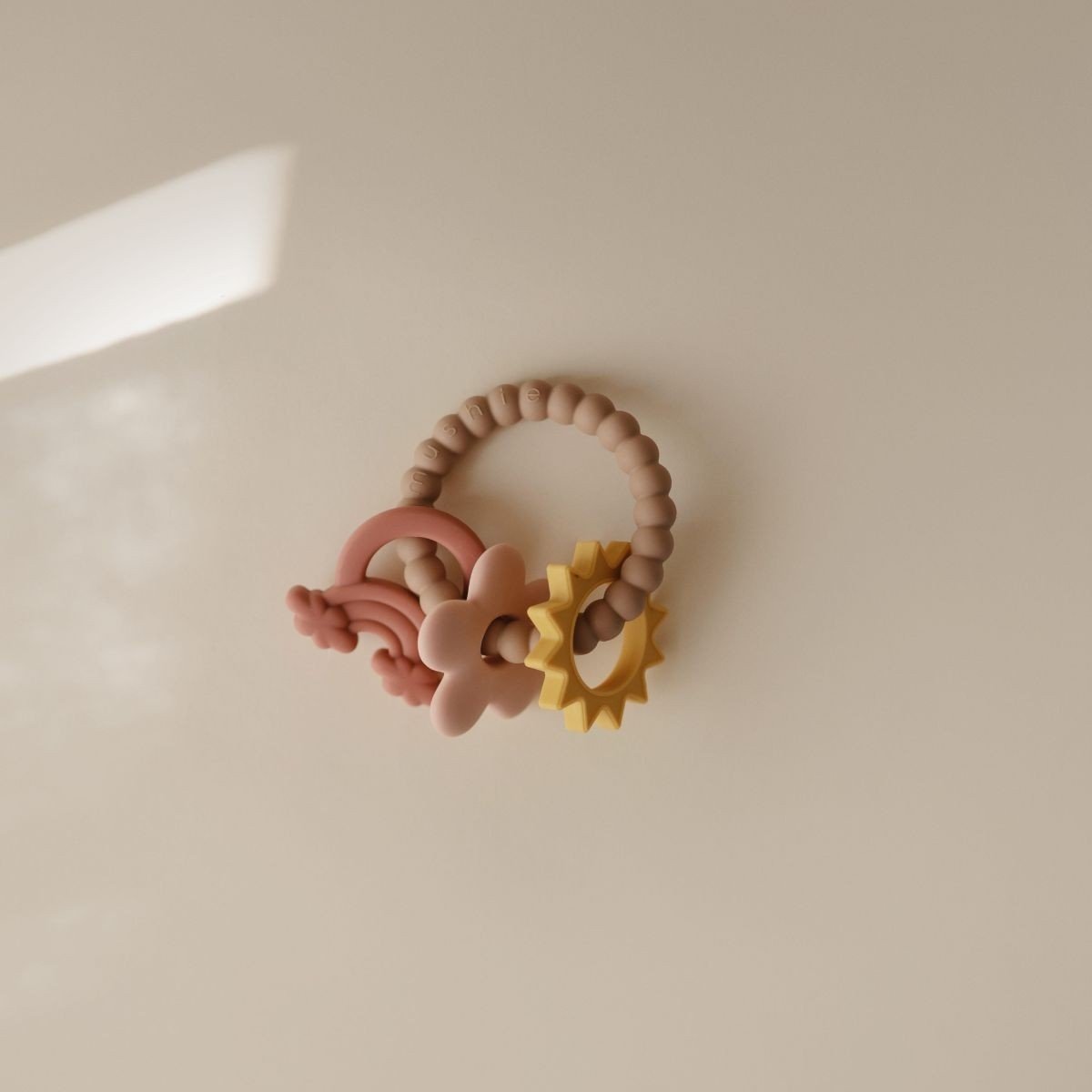 Mushie | Bijtring regenboog nude