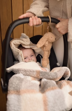 Jollein | Hasen-Wagenaufhänger am Flussufer