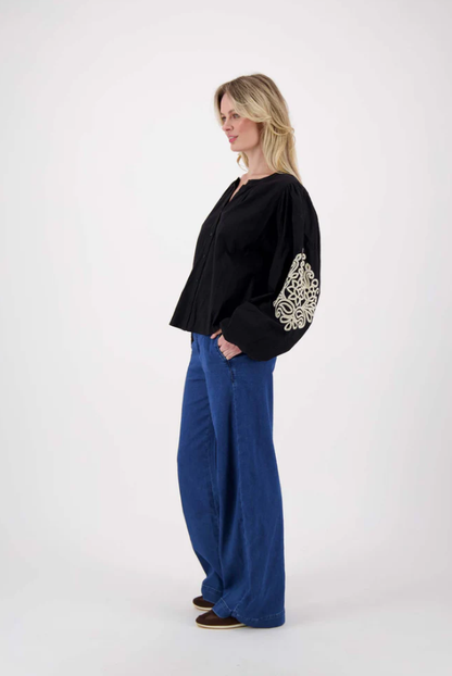 Zusss | Blouse borduur mouwen zwart