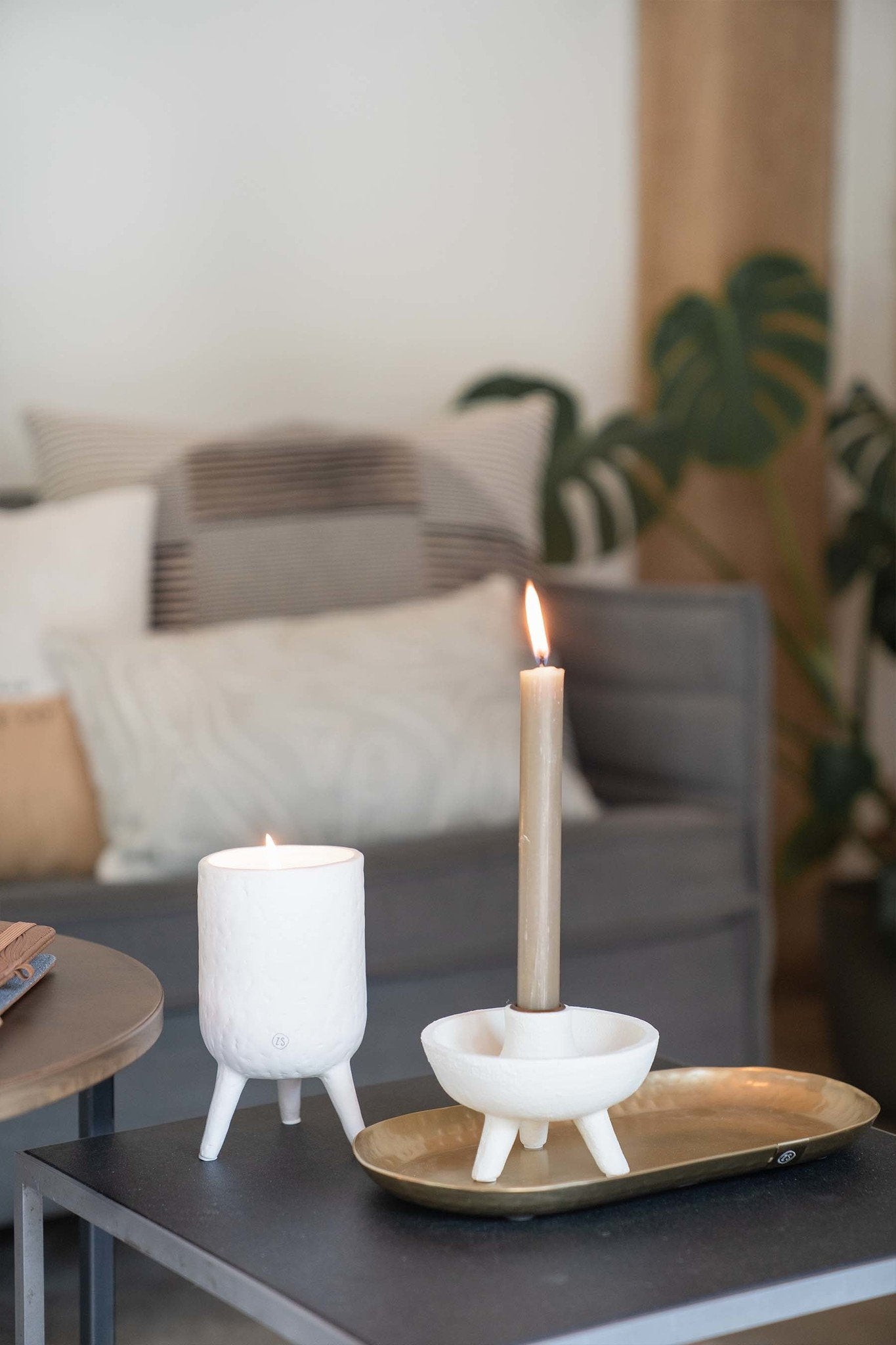 Zusss | Polystone kandelaar op pootjes off white